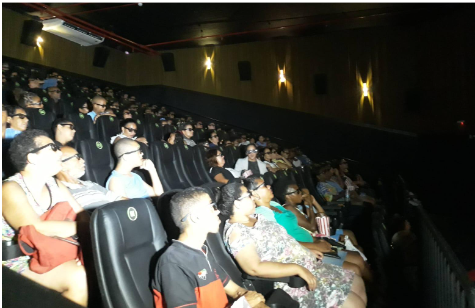 Jovens atendidos pela Apae Salvador ganham sessão exclusiva de cinema
